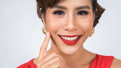 The Difference Between Veneers, Dentures, & Implants